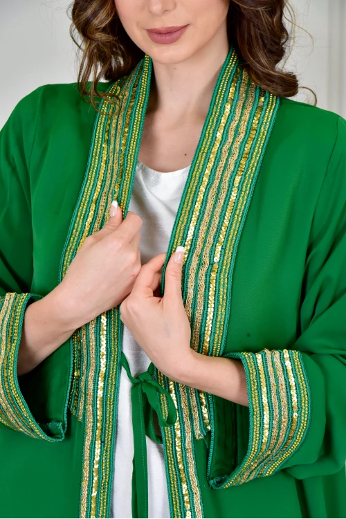 بشت وطني نسائي أنيق لون أخضر قماش شيفون بأطراف مطرزة باللون الفضي أكمام قصيرة و مفتوح برباط من الأمام