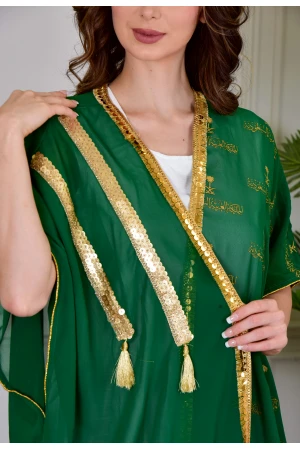 بشت وطني نسائي أنيق لون أخضر قماش شيفون بأطراف مطرزة باللون الذهبي أكمام قصيرة و مفتوح برباط من الأمام
