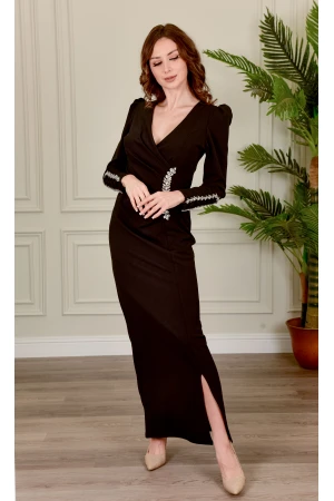 فستان نسائي سهرة أنيق طويل لون أسود أكمام طويلة بفتحة مثلثة من الصدر وفتحة صغيرة من الأسفل  ومزين بكريستال فضي من الخصر و الأكمام  