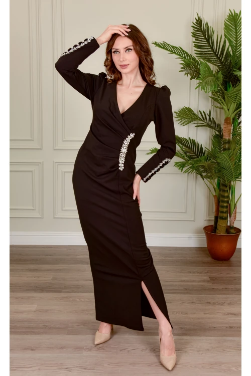 فستان نسائي سهرة أنيق طويل لون أسود أكمام طويلة بفتحة مثلثة من الصدر وفتحة صغيرة من الأسفل  ومزين بكريستال فضي من الخصر و الأكمام