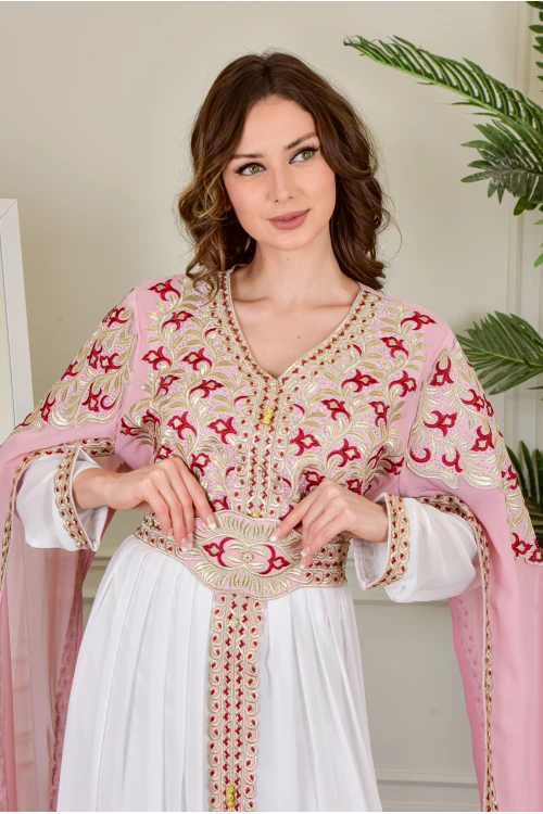 جلابية نسائية أنيقة تداخل لونين  بتطريز من الصدر و الأمام و الأكمام مع اكمام أضافية مفتوحة من الأكتاف مع حزام على الخصر