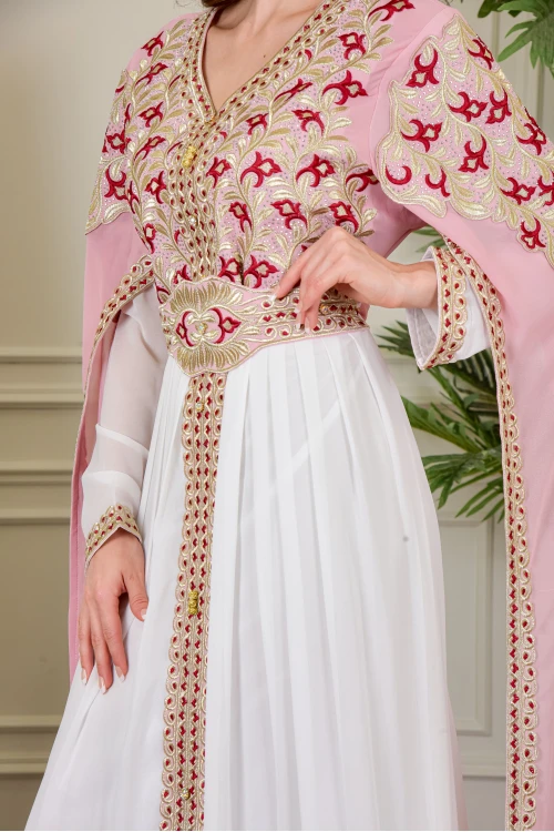 جلابية نسائية أنيقة تداخل لونين  بتطريز من الصدر و الأمام و الأكمام مع اكمام أضافية مفتوحة من الأكتاف مع حزام على الخصر