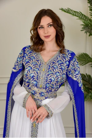 جلابية نسائية أنيقة تداخل لونين  بتطريز من الصدر و الأمام و الأكمام مع اكمام أضافية مفتوحة من الأكتاف مع حزام على الخصر 