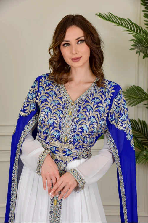 جلابية نسائية أنيقة تداخل لونين  بتطريز من الصدر و الأمام و الأكمام مع اكمام أضافية مفتوحة من الأكتاف مع حزام على الخصر