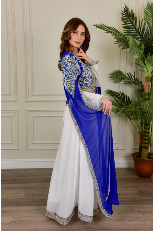 جلابية نسائية أنيقة تداخل لونين  بتطريز من الصدر و الأمام و الأكمام مع اكمام أضافية مفتوحة من الأكتاف مع حزام على الخصر