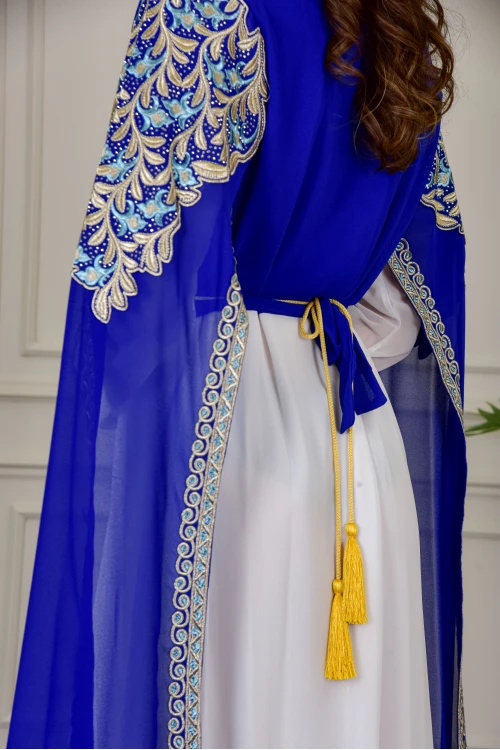 جلابية نسائية أنيقة تداخل لونين  بتطريز من الصدر و الأمام و الأكمام مع اكمام أضافية مفتوحة من الأكتاف مع حزام على الخصر