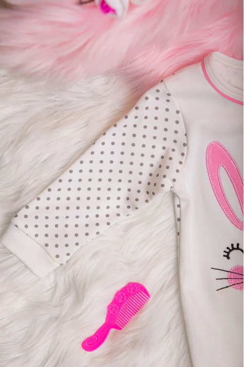 افرول أطفال بناتي  قماش قطن لون أبيض منقط مع شكل دبدوب وردي من الأمام و بأكمام طويلة