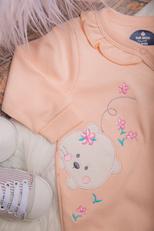 افرول أطفال بناتي قماش قطن مشجر لون خربزي مع شكل دبدوب بأكمام طويلة و أزرار من الأمام