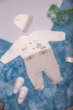 افرول أطفال قماش قطن لون أبيض مع رمادي منقط و ساده من الصدر و ياقة بأزرار من الأمام و أكمام طويلة مع طاقية رأس 