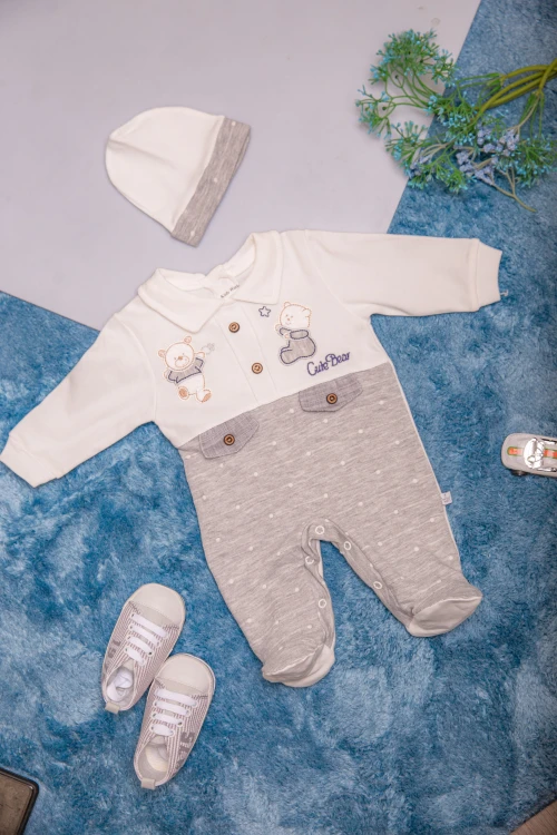 افرول أطفال قماش قطن لون أبيض مع رمادي منقط و ساده من الصدر و ياقة بأزرار من الأمام و أكمام طويلة مع طاقية رأس