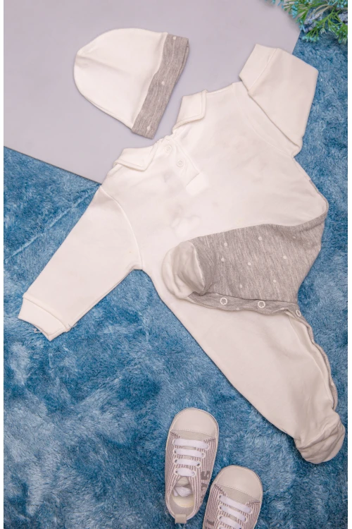 افرول أطفال قماش قطن لون أبيض مع رمادي منقط و ساده من الصدر و ياقة بأزرار من الأمام و أكمام طويلة مع طاقية رأس