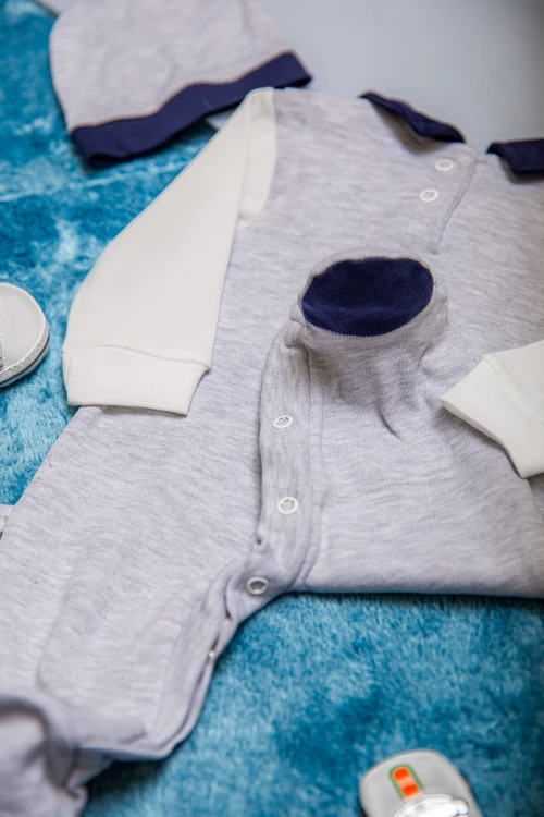 افرول أطفال ولادي قماش قطن سادة ومقلم لون رمادي مع كحلي بياقة و فيونكة و أكمام طويلة بشكل سديري و حزام من الأمام مع طاقية رأس