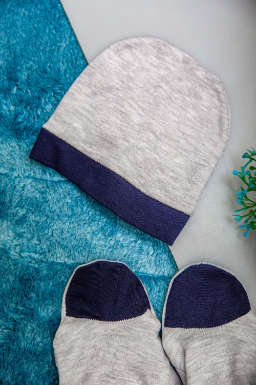 افرول أطفال ولادي قماش قطن سادة ومقلم لون رمادي مع كحلي بياقة و فيونكة و أكمام طويلة بشكل سديري و حزام من الأمام مع طاقية رأس