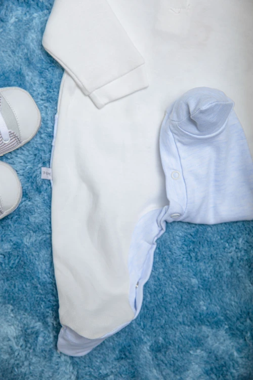 افرول أطفال ولادي قماش قطن سادة لون بيج مع سماوي بأكمام طويلة ورسومات كرتونية من الأمام مع طاقية رأس