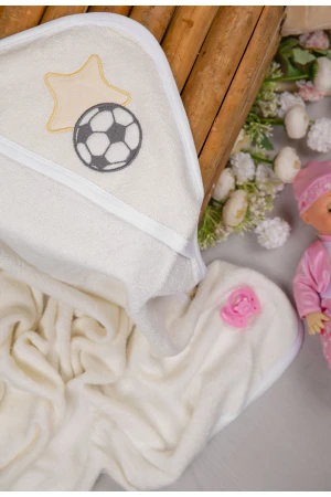 منشفة استحمام مواليد لون بيج بغطاء رأس مزينة برسومات كرتونية شكل كرة قدم ونجمة