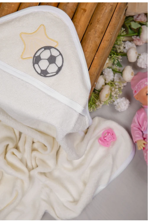منشفة استحمام مواليد لون بيج بغطاء رأس مزينة برسومات كرتونية شكل كرة قدم ونجمة