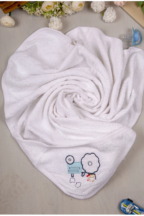 منشفة استحمام مواليد  قطعة واحده لون أبيض بغطاء رأس مزينة برسومات كرتونية
