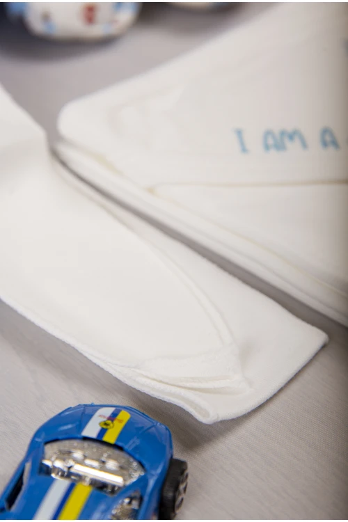 مهاد مواليد لون أبيض مع رباط المهاد بغطاء رأس مزينة برسومات كرتونية