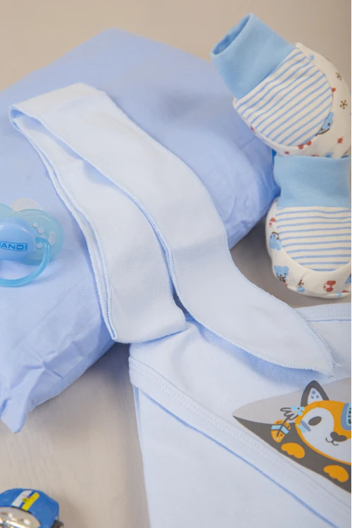 مهاد مواليد لون أبيض مع رباط المهاد بغطاء رأس مزينة برسومات كرتونية