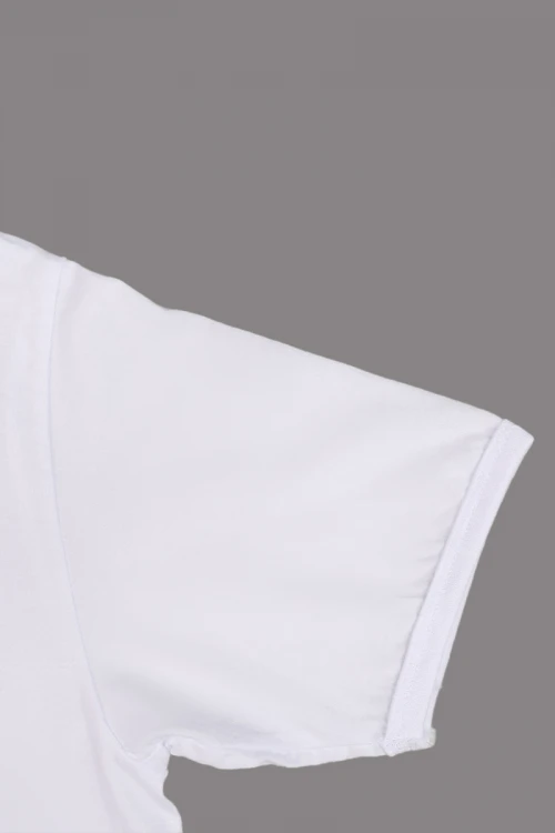 فانيلة داخلية بياقة ضيقة