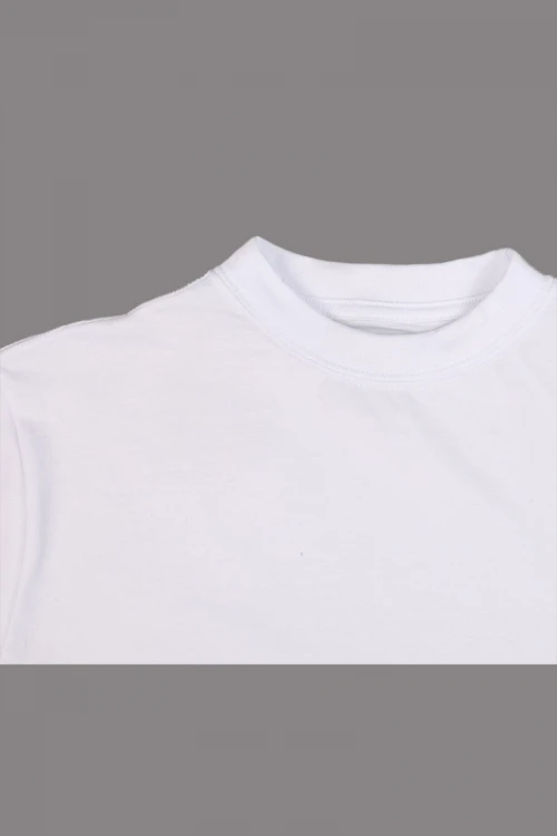 فانيلة داخلية بياقة ضيقة