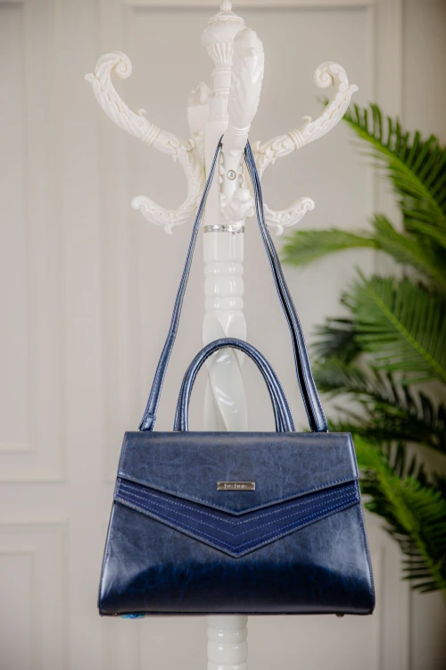 حقيبة يد نسائية مصنوعة من الجلد بتصميم أنيق مع محفظة صغيرة وجيب خلفي