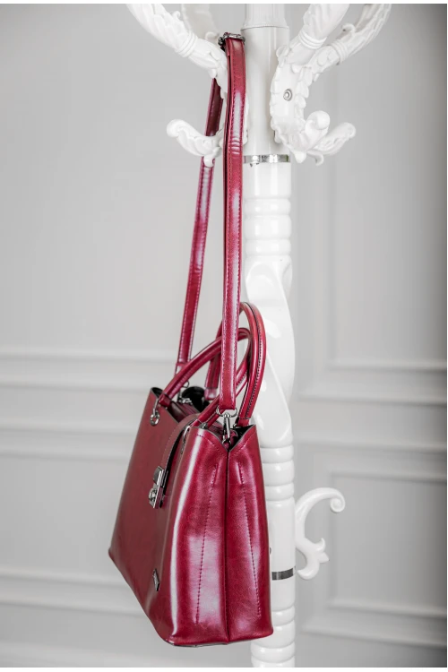 حقيبة يد نسائية لون أحمر مصنوعة من الجلد بتصميم أنيق مع محفظة صغيرة وحمالة للكتف