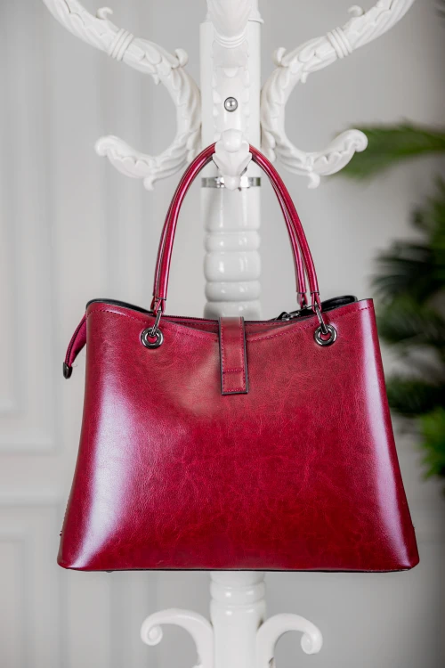 حقيبة يد نسائية لون أحمر مصنوعة من الجلد بتصميم أنيق مع محفظة صغيرة وحمالة للكتف