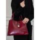 حقيبة يد نسائية لون أحمر مصنوعة من الجلد بتصميم أنيق مع محفظة صغيرة وحمالة للكتف
