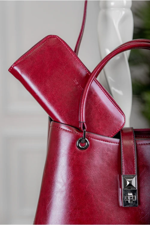 حقيبة يد نسائية لون أحمر مصنوعة من الجلد بتصميم أنيق مع محفظة صغيرة وحمالة للكتف