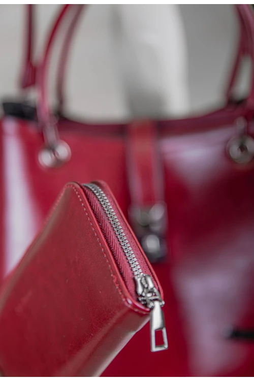 حقيبة يد نسائية لون أحمر مصنوعة من الجلد بتصميم أنيق مع محفظة صغيرة وحمالة للكتف