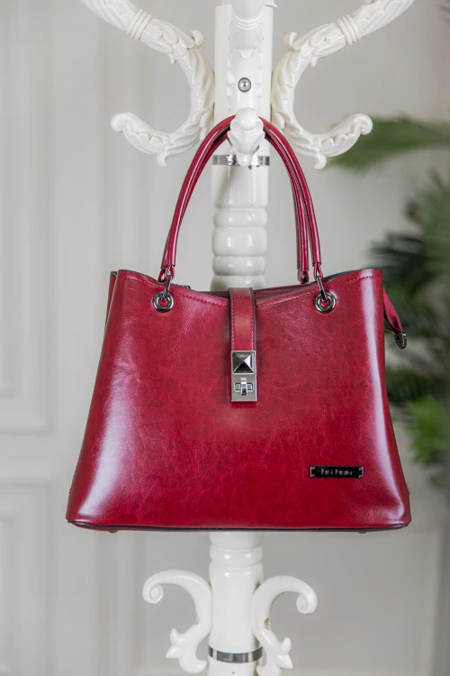 حقيبة يد نسائية لون أحمر مصنوعة من الجلد بتصميم أنيق مع محفظة صغيرة وحمالة للكتف