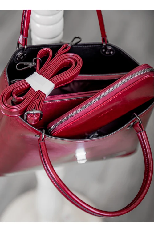 حقيبة يد نسائية لون أحمر مصنوعة من الجلد بتصميم أنيق مع محفظة صغيرة وحمالة للكتف