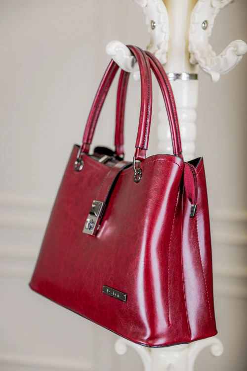 حقيبة يد نسائية لون أحمر مصنوعة من الجلد بتصميم أنيق مع محفظة صغيرة وحمالة للكتف