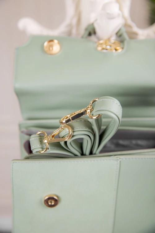 حقيبة يد نسائية لون أخضر مزينة بميدالية مع حمالة للكتف