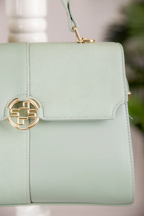 حقيبة يد نسائية لون أخضر مزينة بميدالية مع حمالة للكتف