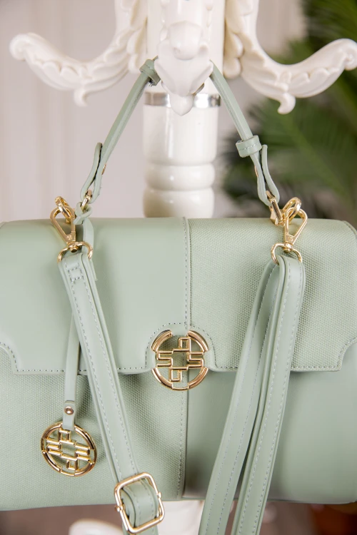 حقيبة يد نسائية لون أخضر مزينة بميدالية مع حمالة للكتف