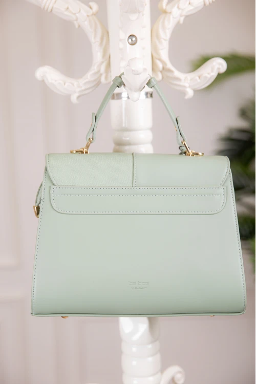 حقيبة يد نسائية لون أخضر مزينة بميدالية مع حمالة للكتف