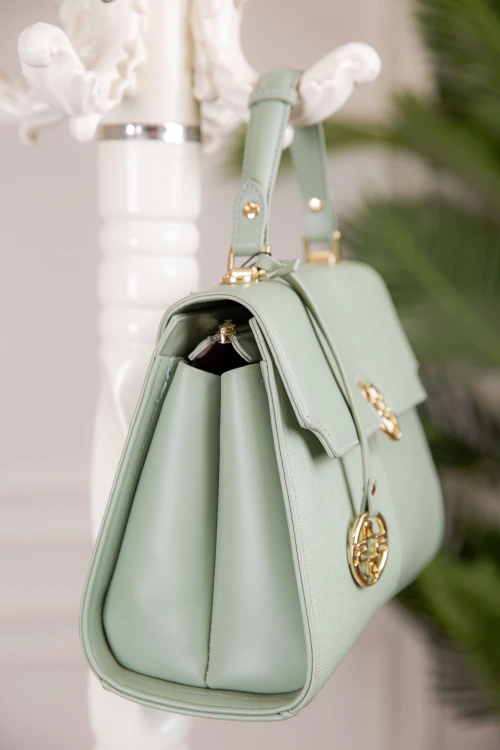 حقيبة يد نسائية لون أخضر مزينة بميدالية مع حمالة للكتف