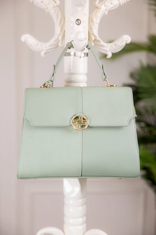 حقيبة يد نسائية لون أخضر مزينة بميدالية مع حمالة للكتف