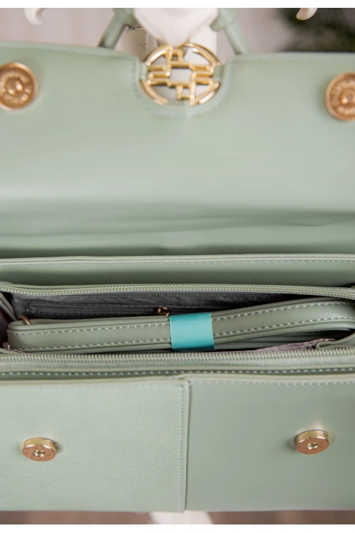 حقيبة يد نسائية لون أخضر مزينة بميدالية مع حمالة للكتف