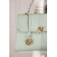 حقيبة يد نسائية لون أخضر مزينة بميدالية مع حمالة للكتف