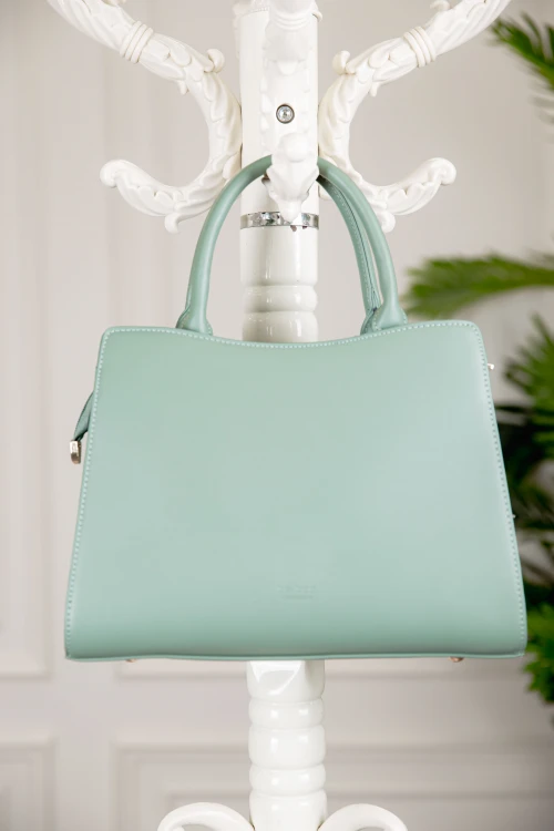 حقيبة يد نسائية لون أخضر بطابع مميز مع حمالة للكتف