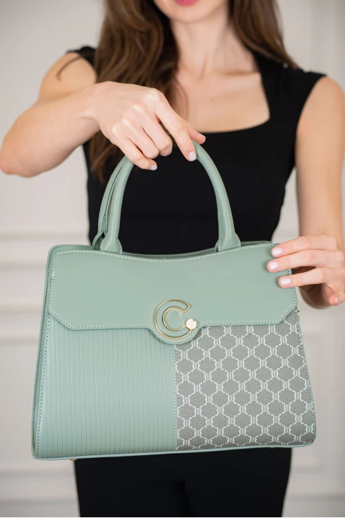 حقيبة يد نسائية لون أخضر بطابع مميز مع حمالة للكتف