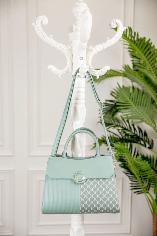 حقيبة يد نسائية لون أخضر بطابع مميز مع حمالة للكتف