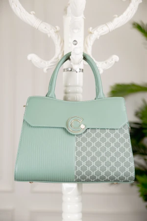 حقيبة يد نسائية لون أخضر بطابع مميز مع حمالة للكتف