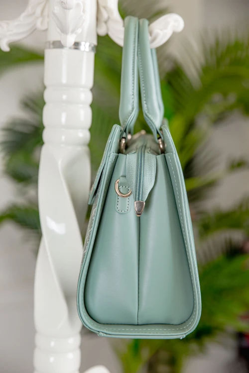 حقيبة يد نسائية لون أخضر بطابع مميز مع حمالة للكتف