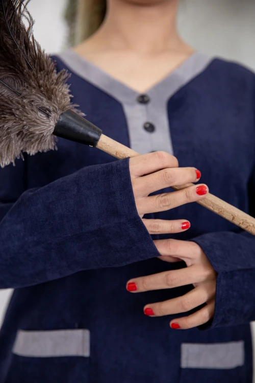 زي عاملة قطعتين أكمام طويلة بجيوب و ياقة بأزرار امامية