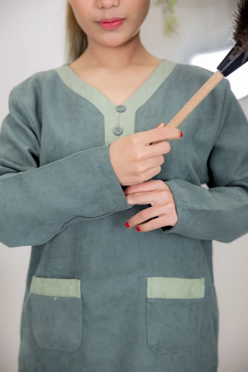 زي عاملة قطعتين أكمام طويلة بجيوب و ياقة بأزرار امامية