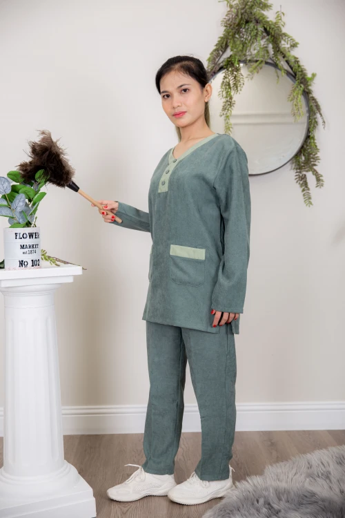 زي عاملة قطعتين أكمام طويلة بجيوب و ياقة بأزرار امامية